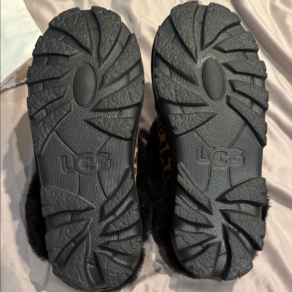 UGG Animal Print Slippers with Plush Black Lining with dust bag - Picture 5 of 6